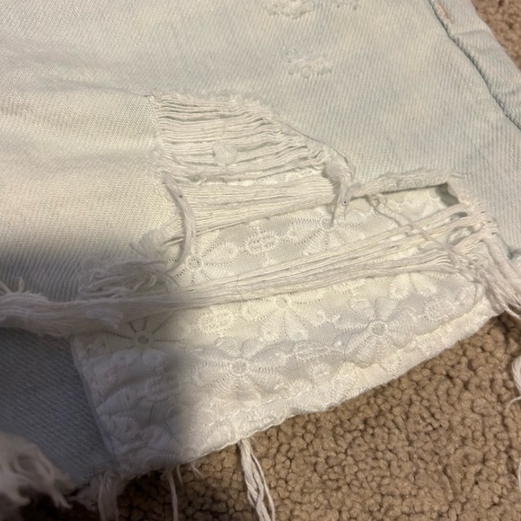 American eagle high waisted light washed Jean shorts - Picture 3 of 8